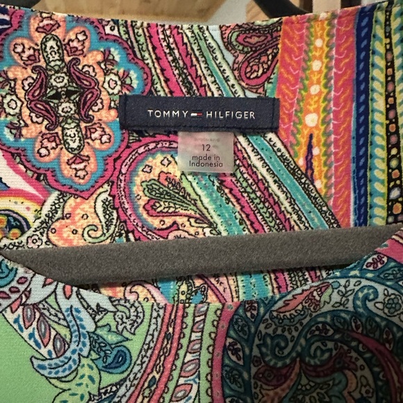 TOMMY HILFIGER flowy shift Paisley ruffle bottom dress - Picture 3 of 5